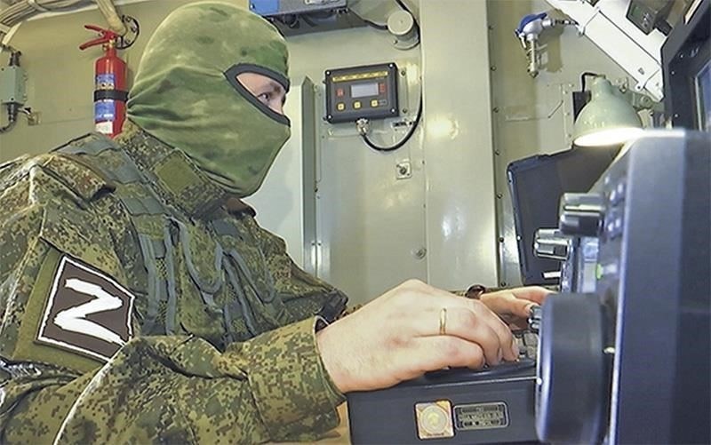 Офицер должен убедиться, что все каналы связи надежно защищены и могут работать в самых суровых условиях. Безопасность этих систем играет решающую роль в предотвращении вмешательства противника и сохранении целостности оперативных планов. Подготовка специалистов по радиоэлектронной борьбе - один из первых шагов, гарантирующих успех армии на поле боя.