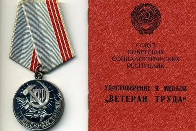 Ответы на распространенные вопросы о ветеранском стажеЕсли вы хотите получить разъяснения о правах и льготах лиц со статусом ветерана, очень важно понимать правовую базу, которая регулирует эти вопросы. Ключевые законодательные акты и законы определяют защиту и преимущества, которые дает этот статус. Ветераны имеют право на различные формы поддержки, основанные на их трудовом стаже и службе, такие как льготы при трудоустройстве, доступ к медицинскому обслуживанию и социальная помощь.