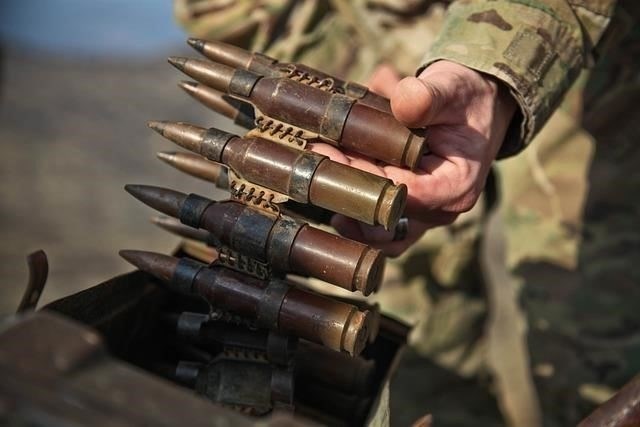 По истечении срока действия военного контракта в период военного положения военнослужащий может подать заявление об увольнении, но этот процесс зависит от конкретных положений, изложенных в регулирующих законах и правилах. Согласно указу, действующему в период объявленного военного положения, увольнение со службы должно происходить в соответствии с действующим законодательством страны. Военнослужащие могут быть освобождены от своих обязанностей только в соответствии с установленными на этот период правилами, которые могут варьироваться в зависимости от характера их подразделения и оперативной обстановки на тот момент.