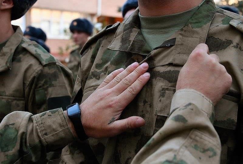 Призывники, как правило, проходят ограниченный период обучения и действительной службы, после чего возвращаются к гражданской жизни. В отличие от них, военнослужащие, выбирающие добровольный призыв, часто берут на себя более долгосрочные обязательства, получая возможность выполнять специализированные функции и продвигаться по службе. Такие солдаты проходят более строгий отбор и, в зависимости от условий соглашения, могут служить в течение длительного времени.