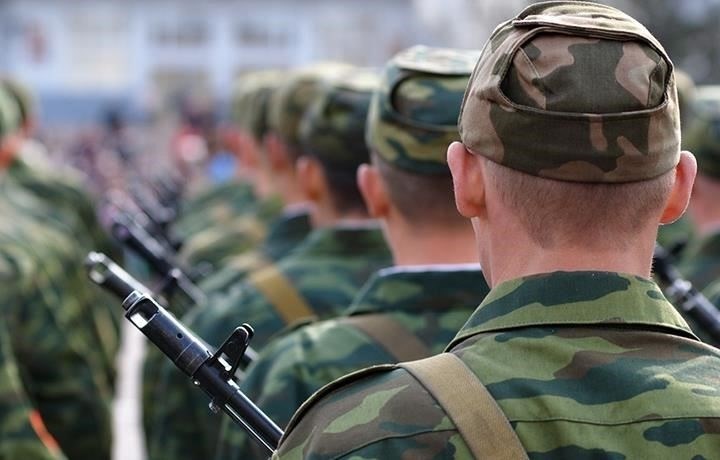 В условиях военного положения увольнение с военной службы регламентируется более жестко. Согласно официальным директивам, военнослужащие не могут свободно прекращать службу в период военного положения, особенно если они участвуют в текущих операциях. Возможность покинуть военную службу может быть ограничена, а любая просьба об увольнении должна отвечать конкретным условиям, установленным правительством или военным командованием.