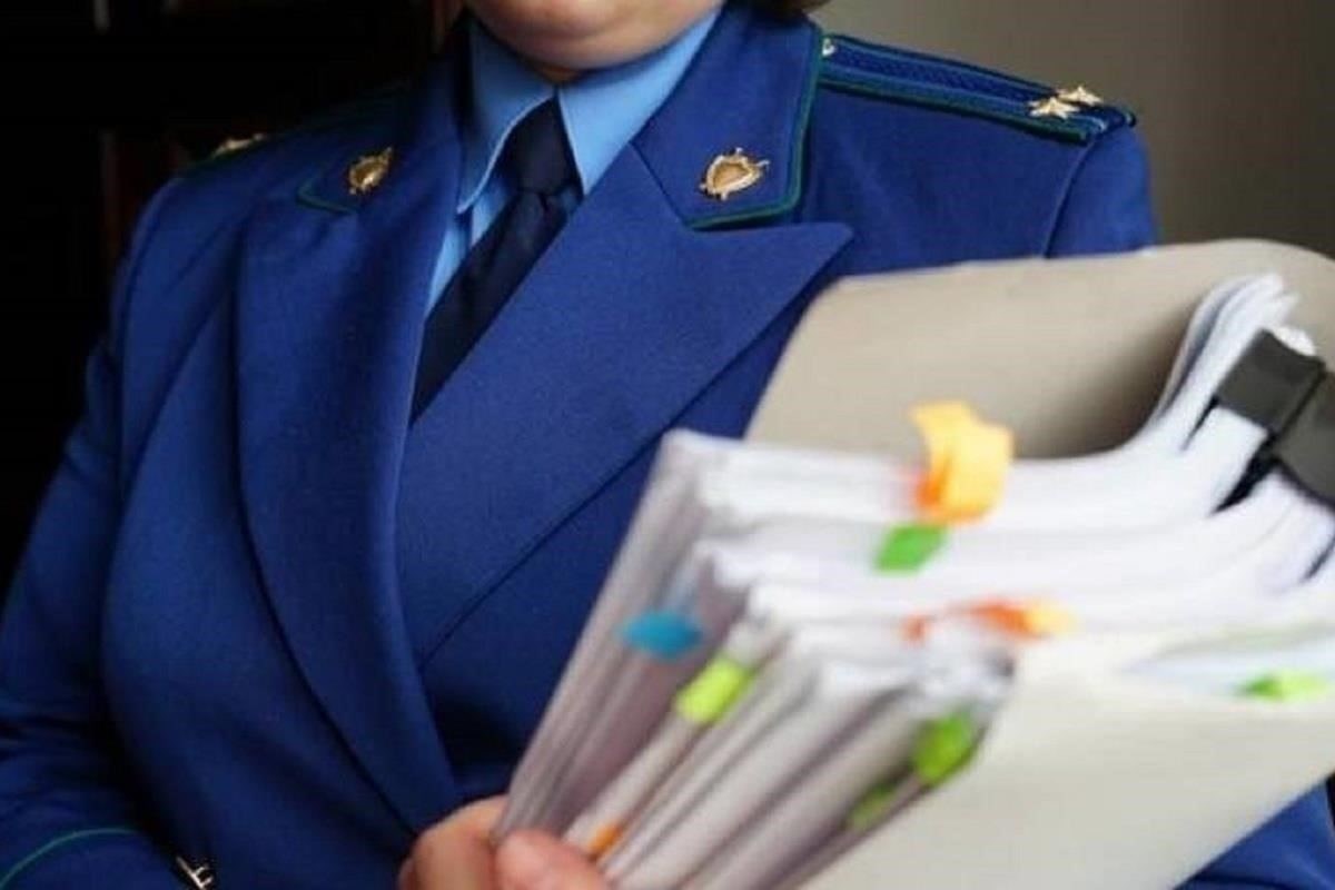 Военный прокурор обладает значительными полномочиями в судебных процессах, связанных с военнослужащими, особенно в вопросах рассмотрения уголовных дел в рамках системы военной юстиции. Эта роль заключается в надзоре за ходом судебного разбирательства, обеспечении соблюдения законов и вынесении обвиняемым приговора в соответствии с военными правилами. Участие прокурора распространяется на представление доказательств, допрос свидетелей и вынесение рекомендаций по приговорам в делах, находящихся под его юрисдикцией.