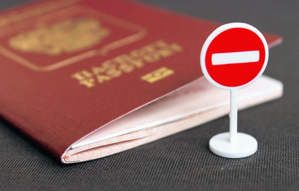 Биометрический российский паспорт и миниатюрный дорожный знак 