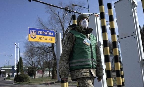 Пограничник в маске на украинском КПП